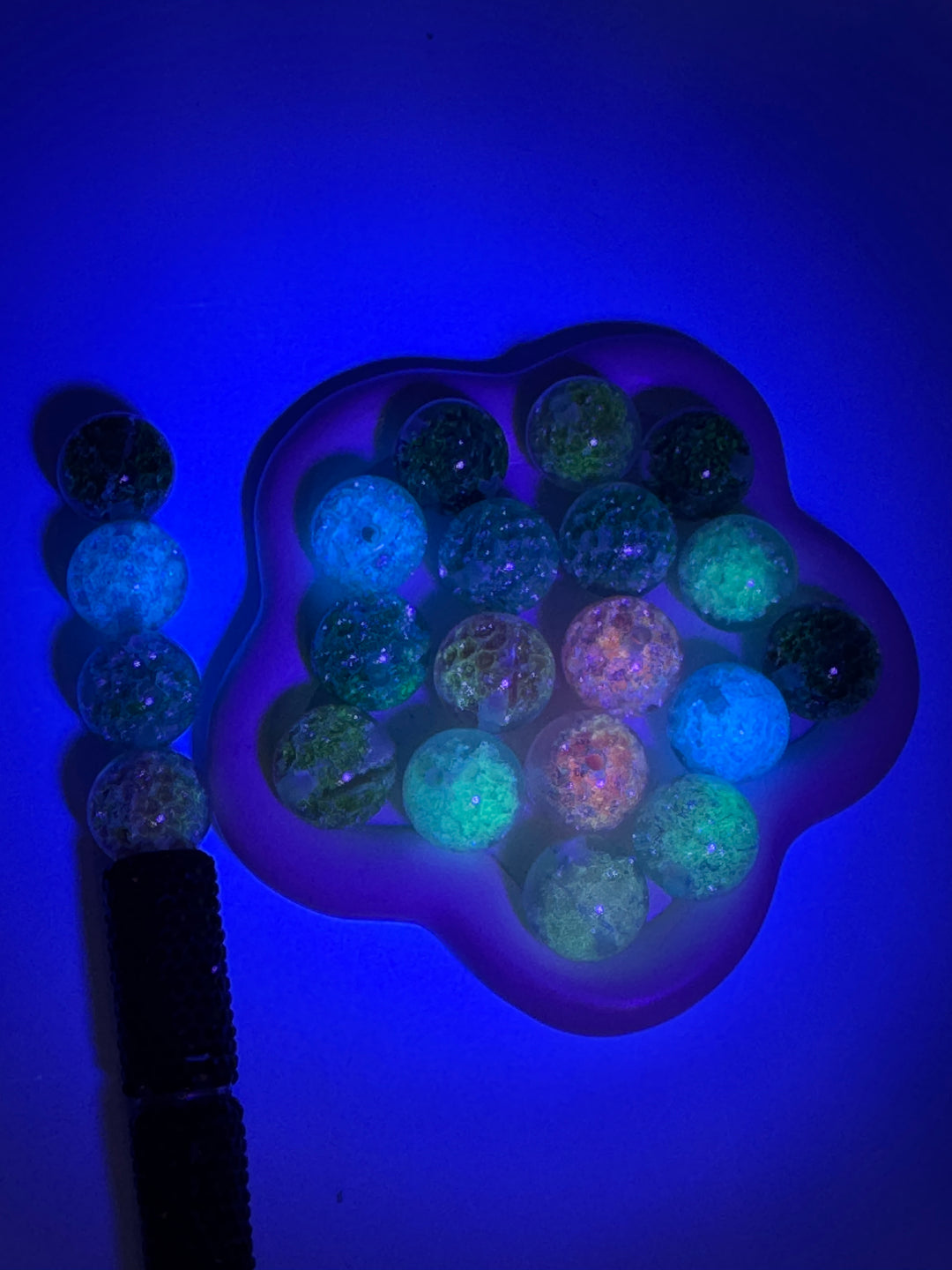 Glitter Honeycomb Luminous Premium Resin 16mm Beads -20pc.