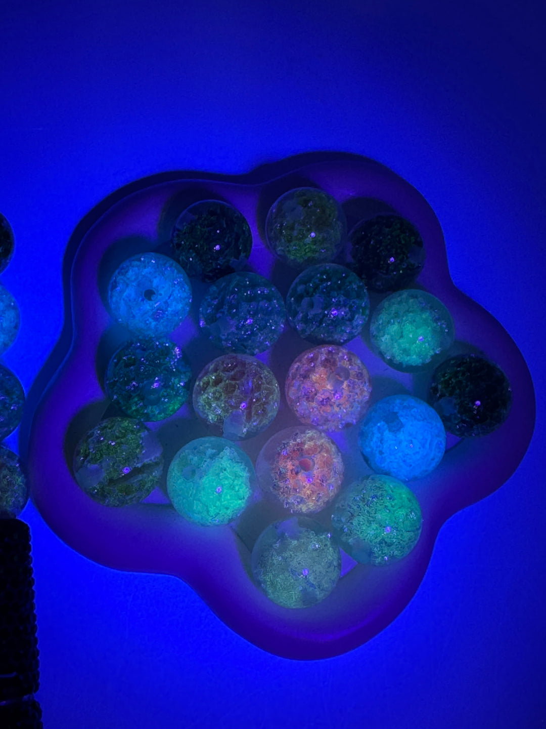 Glitter Honeycomb Luminous Premium Resin 16mm Beads -20pc.